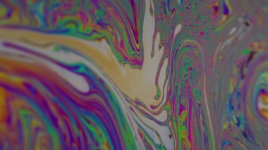 Dikey video. Damla dokusu. Benzin sızıntısı. Soyut sanat arka planında yüzen mavi boya baloncukları akarken odaksız yeşil mor renk..