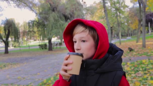 Хлопчик Гарячий Напій Екоскла Тлі Осіннього Парку — стокове відео