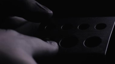 Kalıcı kaş, dudak ve kirpiklerden oluşan siyah steril eldiven ustasının elleri. Dövme sanatçısının ellerinde pigmentli şapkalar var.