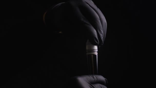 Ręce Mistrza Makijażu Brwi Warg Rzęs Czarnych Jałowych Rękawiczkach Odkręcanie — Wideo stockowe