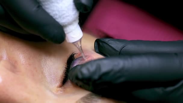 Master Stretches Eyelid His Fingers Introduces Tattoo Removal Compound Skin — Stock Video