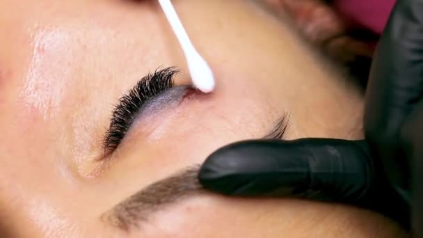 Rengöring Med Bomullstuss Oxiderad Tatueringsborttagningsmedel Bort Gamla Permanenta Ögonlock Makeup — Stockvideo