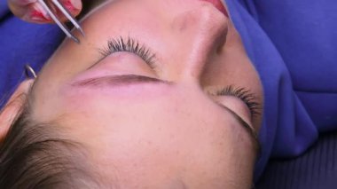 Kalıcı makyajla hazırlanmış model kaşların yakın çekimi. Kozmetik prosedür kalıcı kaş makyajı. Kaş dövmesi..