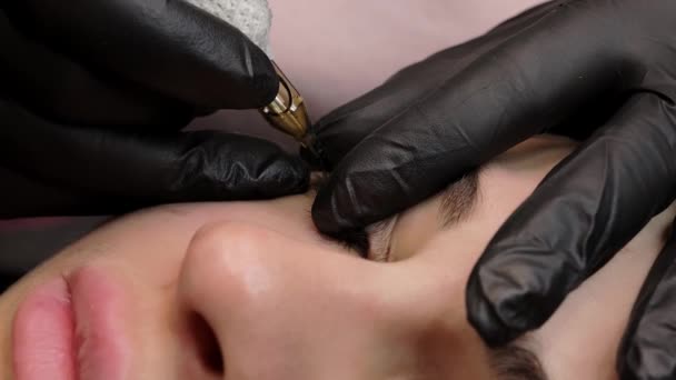 Camera Zooms Eye Technician Does Permanent Eyelash Makeup High Quality — Stockvideo
