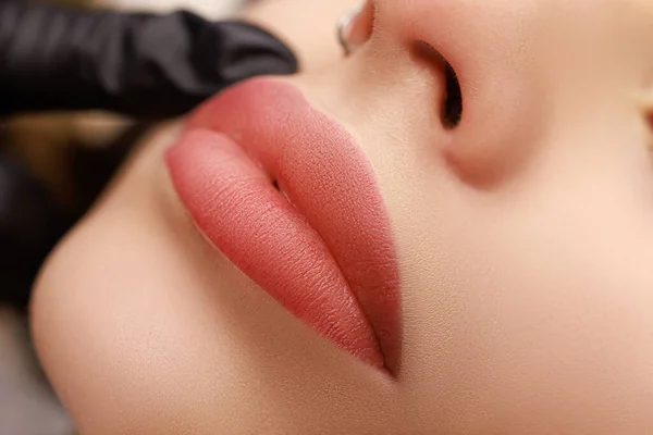 Μόνιμα Χείλη Μακιγιάζ Close Μετά Από Μόνιμη Διαδικασία Μακιγιάζ — Φωτογραφία Αρχείου