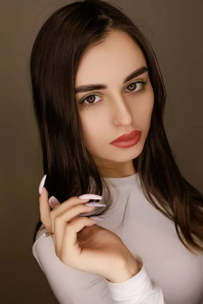 Modelo Chica Posando Mostrando Labios Con Maquillaje Permanente —  Fotos de Stock