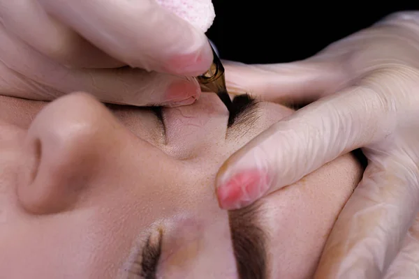 Macro Shot Permanent Eyebrow Makeup Procedure Master Performs Tattoo Model — Zdjęcie stockowe