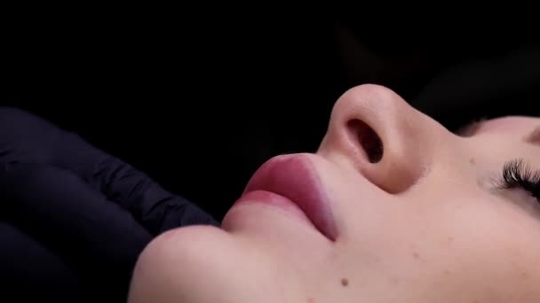 Jeune Fille Procédure Permanente Maquillage Des Lèvres Maître Efface Excès — Video
