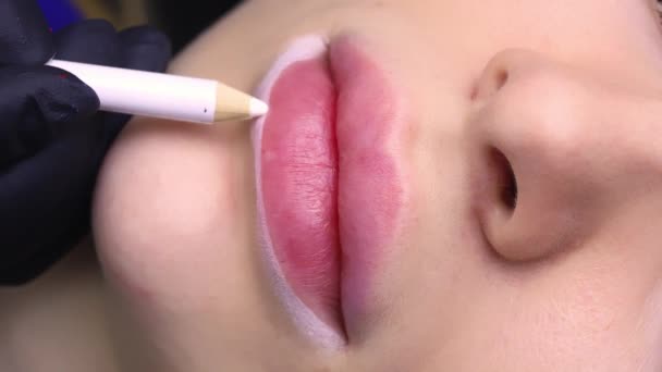 Gros Plan Des Lèvres Une Jeune Belle Fille Qui Subit — Video
