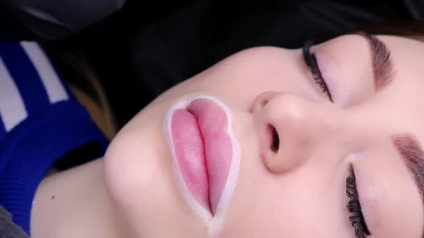 Preparación Para Procedimiento Maquillaje Labial Permanente Maestro Aplica Pasta Correctiva — Vídeos de Stock