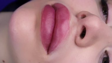 Kalıcı makyajdan sonra şişmiş dudaklar, düzeltici kremli ana renkler. Yüksek kalite 4k görüntü