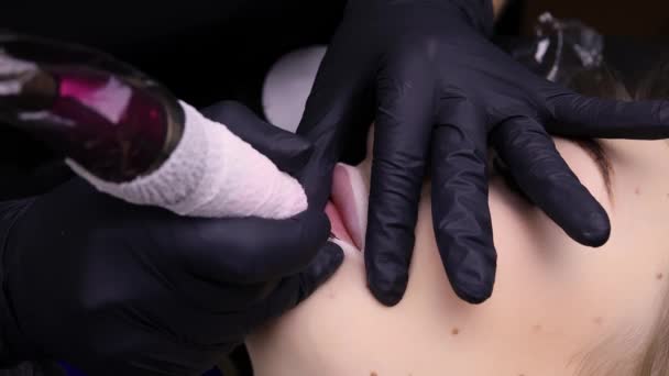Κύριος Έχει Ένα Μηχάνημα Τατουάζ Που Εκτελεί Μόνιμη Μακιγιάζ Χειλιών — Αρχείο Βίντεο