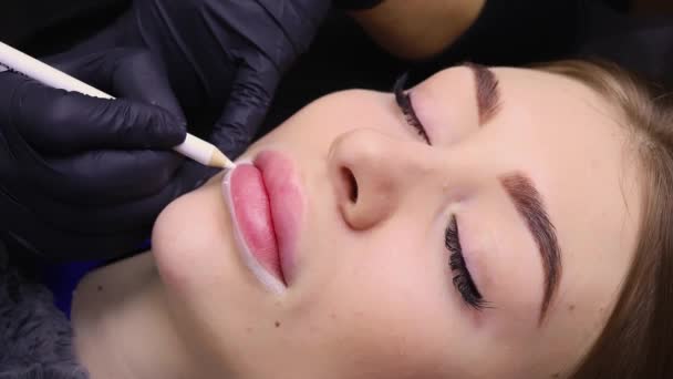 Hermosa Joven Maestro Procedimiento Maquillaje Permanente Marca Sus Labios Con — Vídeos de Stock