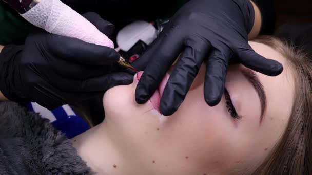 Procedura Stałego Mistrza Makijażu Warg Gabinecie Kosmetologii Trzyma Usta Palcami — Wideo stockowe