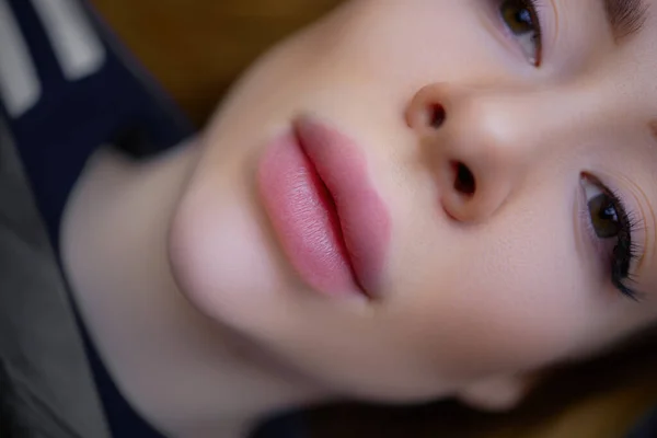 Όμορφα Χείλη Κοριτσιού Πριν Από Μόνιμη Διαδικασία Μακιγιάζ Των Χειλιών — Φωτογραφία Αρχείου