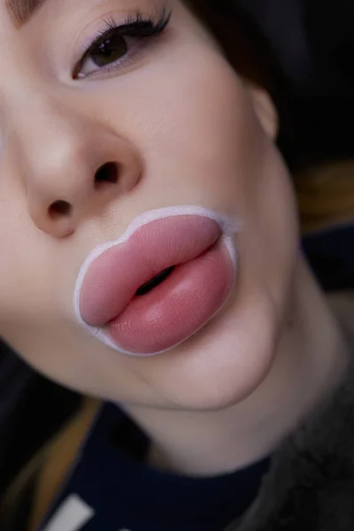 Girl Pulls Her Lips Forward Permanent Lip Makeup Procedure — Stock Photo, Image