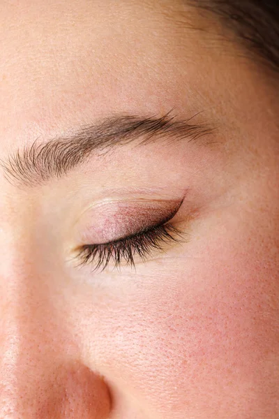 Makro Fotoğraf Göz Kapağı Dövmesi Yapıyor Göz Kapaklarının Kalıcı Makyajı — Stok fotoğraf