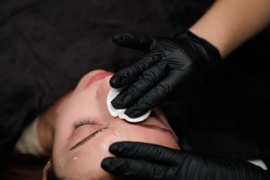 Kaşların kalıcı makyajını yapmadan önce kaşları temizliyorum. Kaş kalıcı makyaj kozmetik prosedürü.