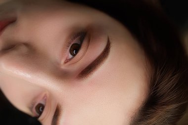 Kalıcı kaş makyajı prosedüründen sonra kız model. Kaş kalıcı makyaj kozmetik prosedürü.