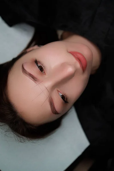 Hermosa Chica Con Modelo Cejas Con Boceto Para Maquillaje Permanente — Foto de Stock