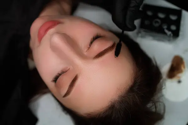 Menina Modelo Bonita Com Maquiagem Permanente Sobrancelhas Sobrancelha Procedimento Cosmético — Fotografia de Stock