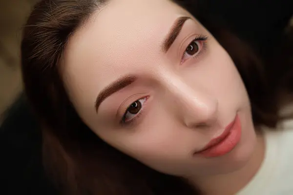 女模特儿经过了眉毛永久化装的过程 眉毛永久化妆程序 — 图库照片