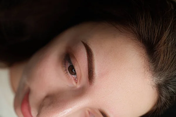 完成了眉毛永久妆容的工作 眉毛永久化妆程序 — 图库照片
