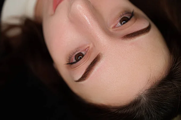 完成了眉毛永久妆容的工作 眉毛永久化妆程序 — 图库照片