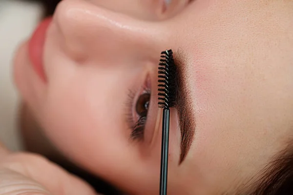 Una Ceja Con Maquillaje Permanente Peina Con Cepillo Procedimiento Cosmético —  Fotos de Stock