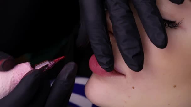 Maquiador Permanente Usando Luvas Pretas Segura Lábio Superior Com Dedos — Vídeo de Stock