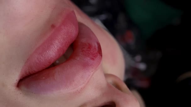 Close Ups Uma Bela Modelos Lábios Que Mestre Está Dando — Vídeo de Stock