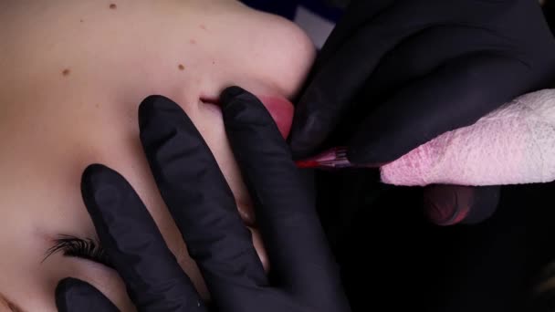 Dövme Makinesi Kullanarak Makyaj Için Büyük Bir Ödeme Prosedürü Uygulanacak — Stok video