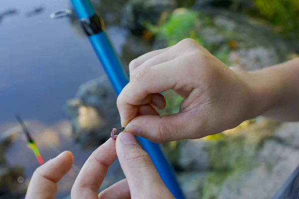 Close Teenager Hands Putting Bait Fishing Hook Sport Fishing River — Stock Photo, Image