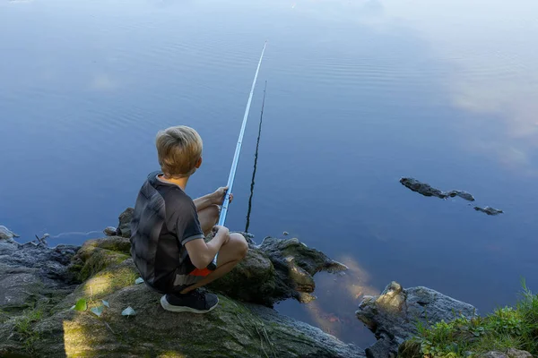 一个少年在钓鱼途中等着吃鱼 夏季在河上钓鱼 — 图库照片