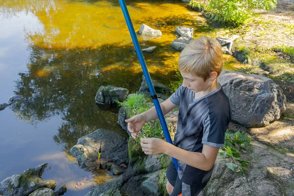 Pojken Förbereder Sig För Att Kasta Sitt Fiskespö Efter Att — Stockfoto