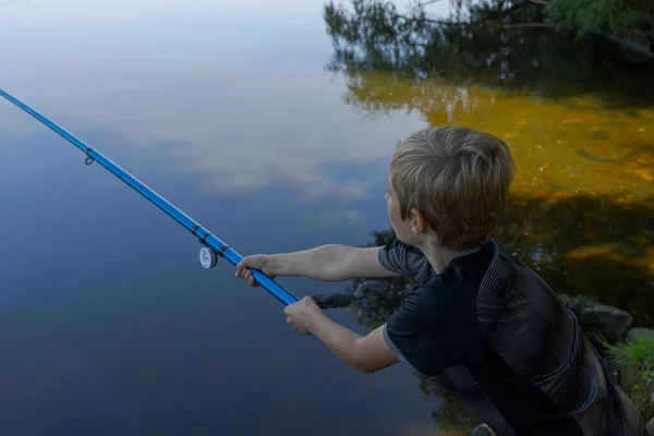 Ένας Έφηβος Ένα Ποτάμι Ρίχνει Καλάμι Ψαρέματος Για Πιάσει Ψάρια — Φωτογραφία Αρχείου