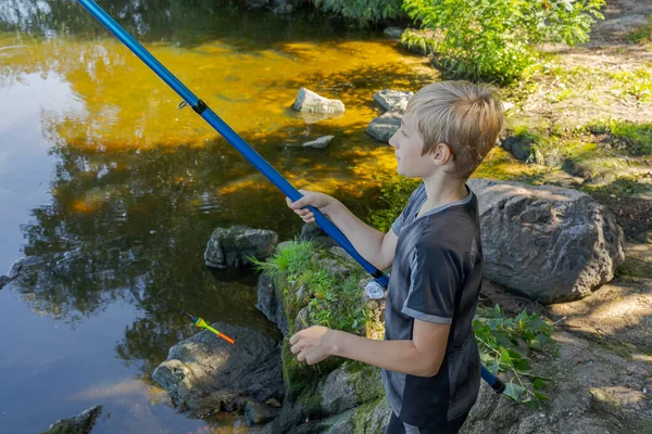 Ein Jugendlicher Wirft Einem Fluss Eine Angelrute Aus Fische Fangen — Stockfoto