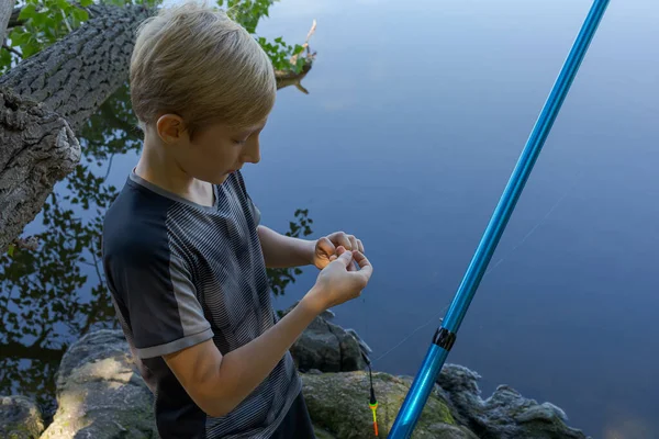 Genç Balıkçı Yemi Kontrol Eder Yenisini Takar Yazın Nehirde Spor — Stok fotoğraf