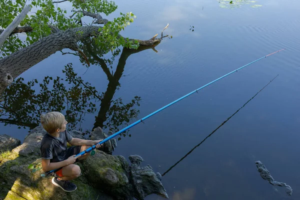 Ένα Αγόρι Κάθεται Στα Βράχια Και Πιάνει Ψάρια Αθλητισμός Αλιεία — Φωτογραφία Αρχείου