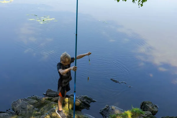 Nehir Kenarında Oltayla Balık Tutan Bir Gencin Tepeden Görünüşü Yazın — Stok fotoğraf
