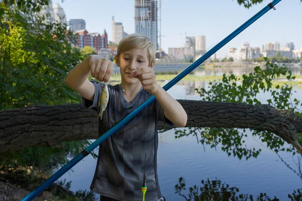 Ein Teenager Beim Angeln Zeigt Seinen Fang Einen Kleinen Fisch — Stockfoto