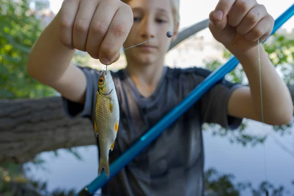 Çocuk Fishy Nin Oltasına Takıldığını Gösteriyor Yazın Nehirde Spor Balıkçılığı — Stok fotoğraf