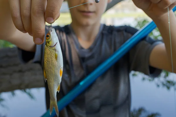 Αγόρι Δείχνει Την Ψαριά Του Φίσυ Κρεμασμένη Στο Αγκίστρι Του — Φωτογραφία Αρχείου