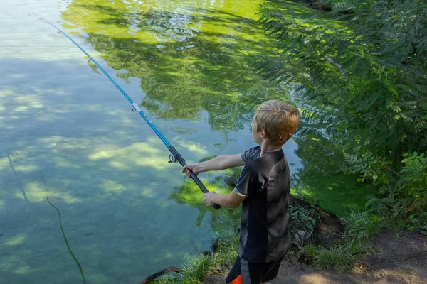 Ένα Αγόρι Ρίχνει Καλάμι Ψαρέματος Για Πιάσει Ψάρια Αθλητισμός Αλιεία — Φωτογραφία Αρχείου