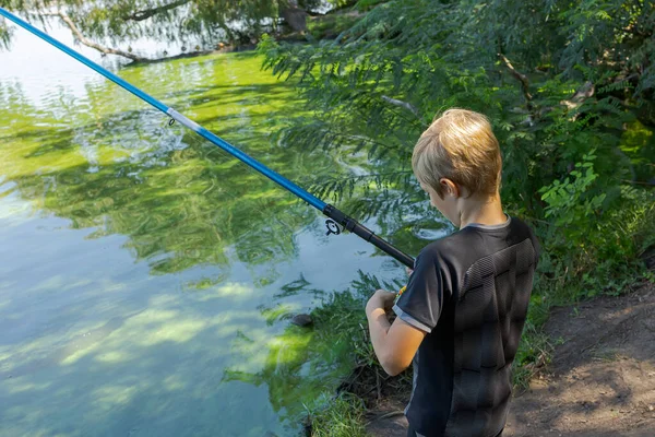 Bir Çocuk Balık Yakalamak Için Olta Atıyor Yazın Nehirde Spor — Stok fotoğraf