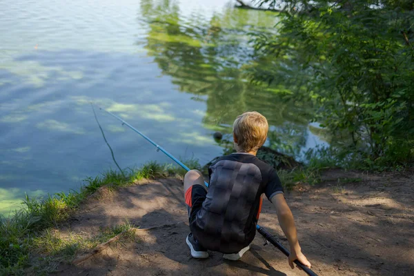 Αγόρι Ετοιμάστηκε Πιάσει Ψάρι Αθλητισμός Αλιεία Στο Ποτάμι Καλοκαίρι — Φωτογραφία Αρχείου
