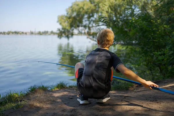 少年は魚を捕まえる準備をした 夏の川でのスポーツ釣り — ストック写真