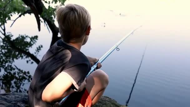 Tenåringsgutt Fisketur Ser Nøye Bittet – stockvideo