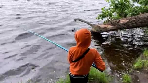 Ένας Έφηβος Βγάζει Ένα Καλάμι Ψαρέματος Και Κοιτάζει Δόλωμα Στο — Αρχείο Βίντεο