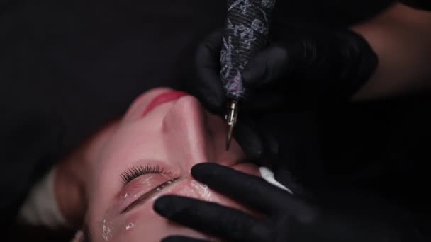 Mastear Nas Mãos Máquina Tatuagem Ele Introduz Pigmento Para Maquiagem — Vídeo de Stock
